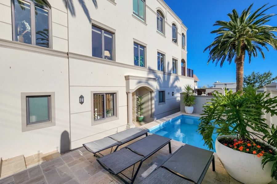 6 Bedroom Property for Sale in Fresnaye Western Cape